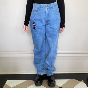 Vintage Disney embroidered Minnie Mouse high-waisted light-wash jeans. 💙